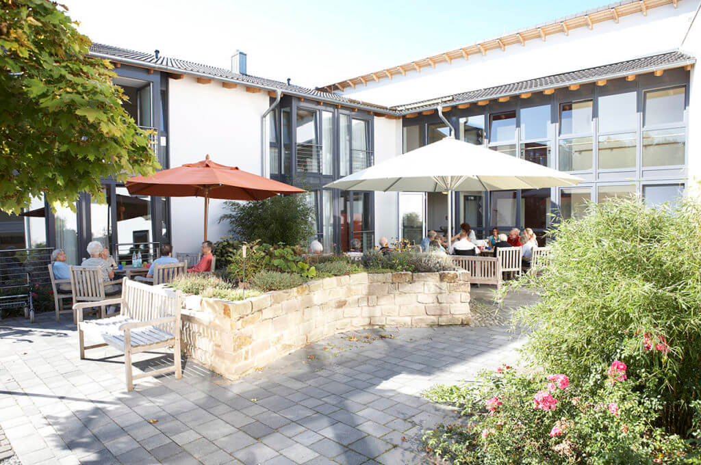 mittendrin im kalletal - gemeinsam Bingo spielen auf der Terrasse