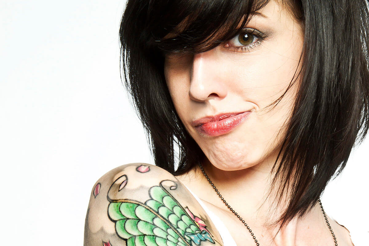 Junge Frau mit Tattoos und individueller Optik